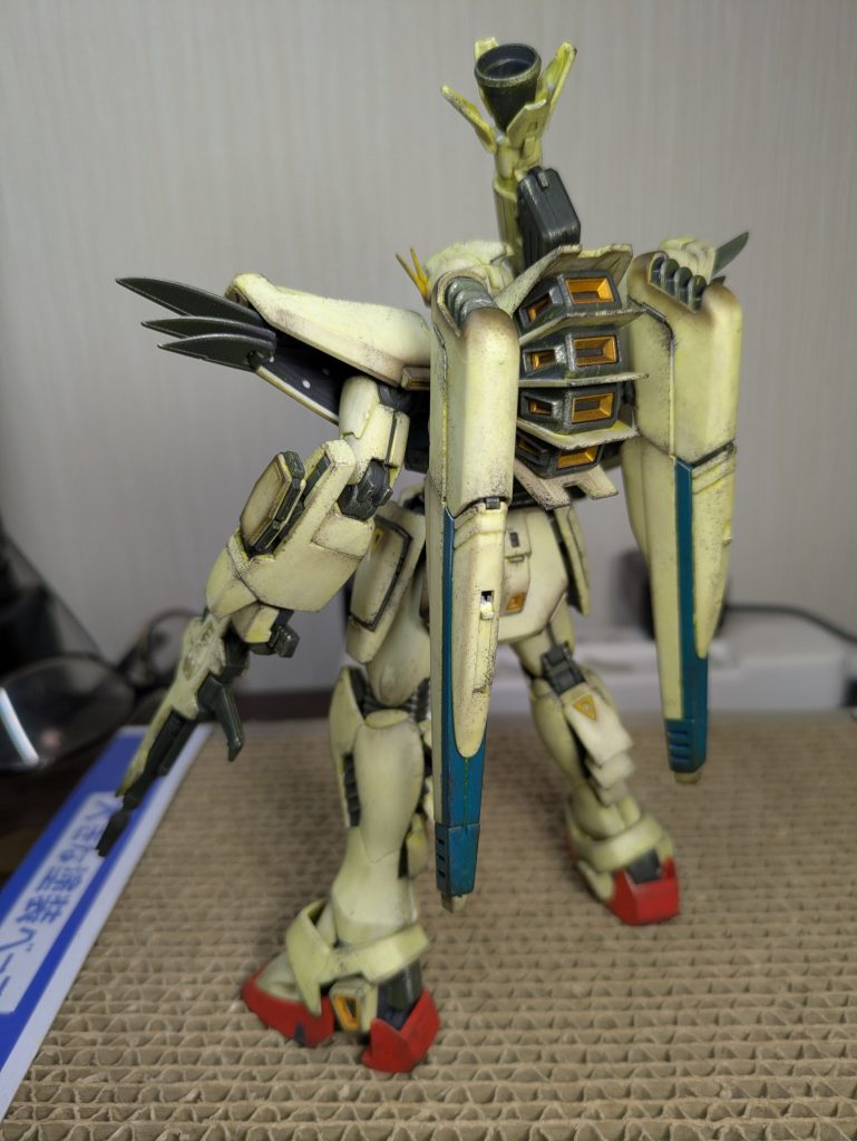 素立ちと背面特にこだわりはスラスター部分の焼け焦げ