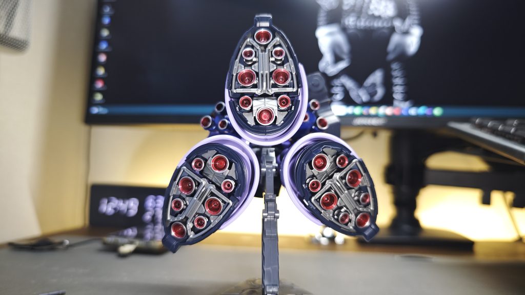 バーニアはクリアレッド＋クリアピンクでキャンディ塗装しました。バーニアたくさん付いてるメカは良いですよね。