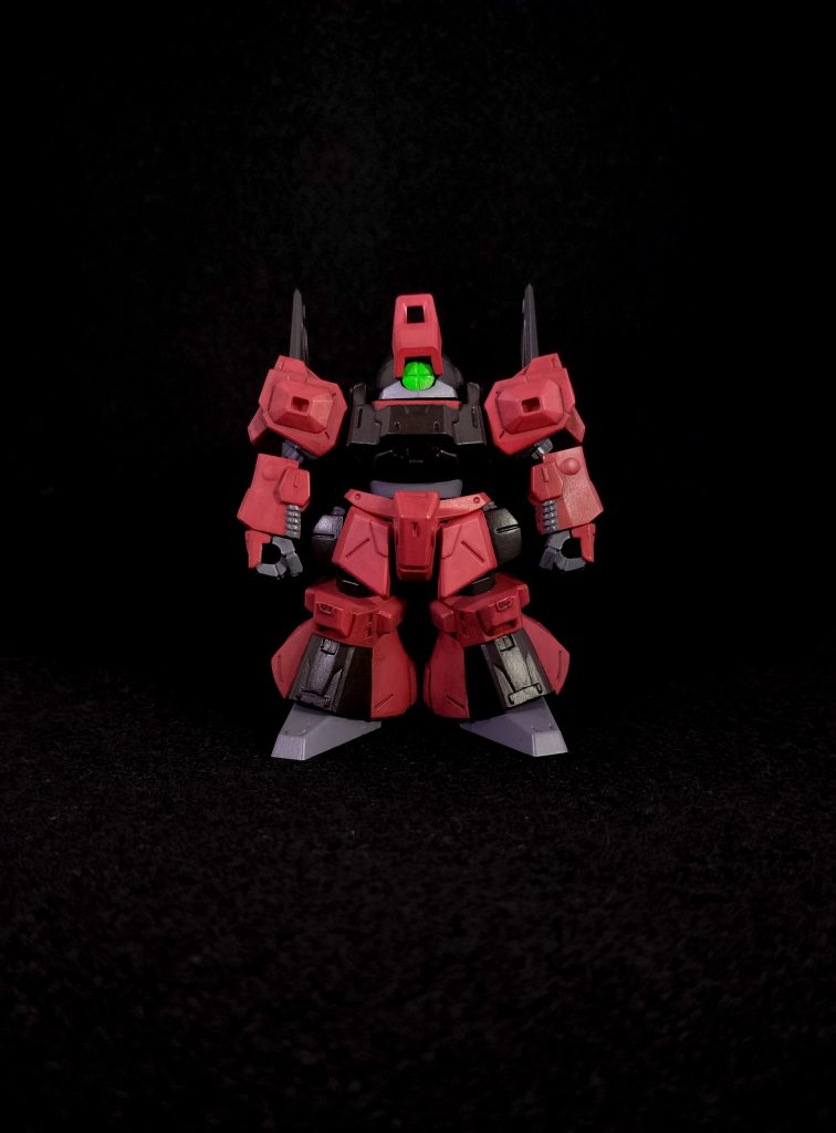 正面モノアイはアクリジョンで白下地にシルバー、その上からターナーアクリルガッシュの蛍光グリーンを塗っています。ブラックライト使えばもっと光ると思うんですけど、そうでなくてもけっこう集光してくれる感じです。