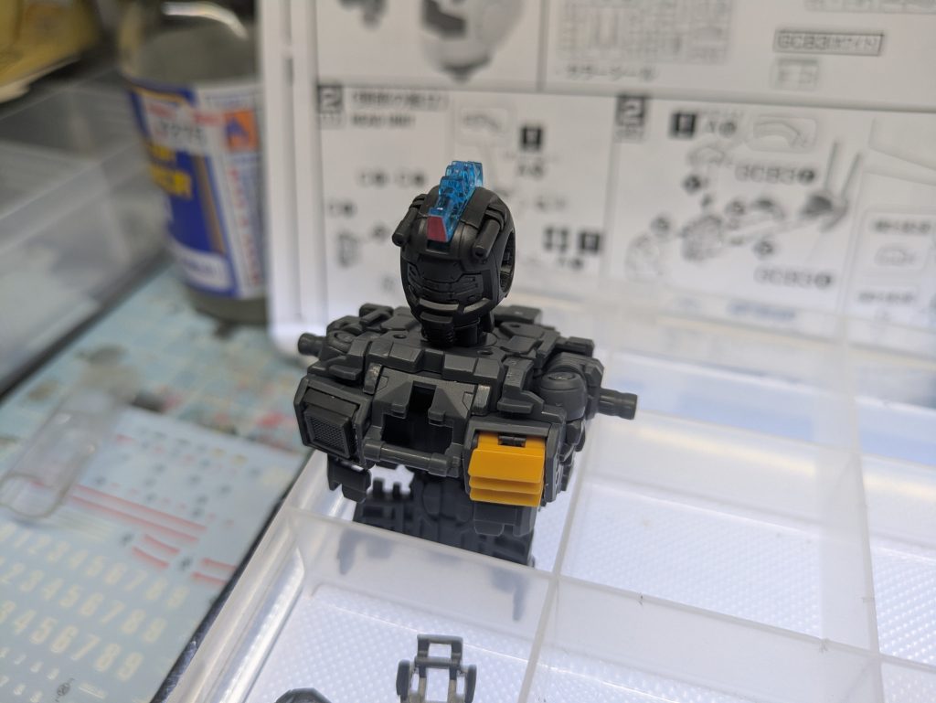 さすがMG成功に作られてますね。エアダクトがアシンメトリーになってるのがヒッジョーにカコイイ(gandam-hand2)ガンダムマーカーで内部の塗装をします!