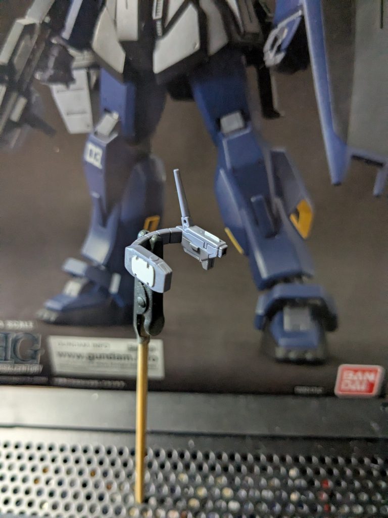 模様が薄かったので、ヤスリで消したあとに0.5mmプラ板で加工