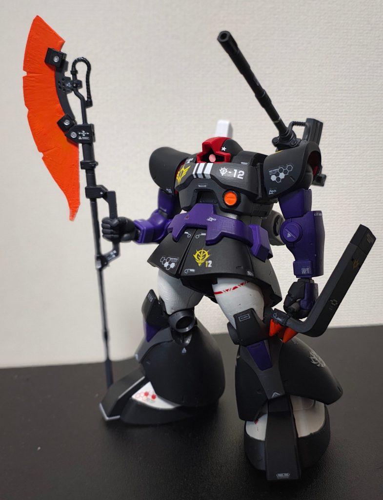 オルテガ機ザクf2000のヒートホークにkaサザビーのビームエフェクトをつけて持たせました。ランドセルはEz-srのやつを組み替えて背負わせました。