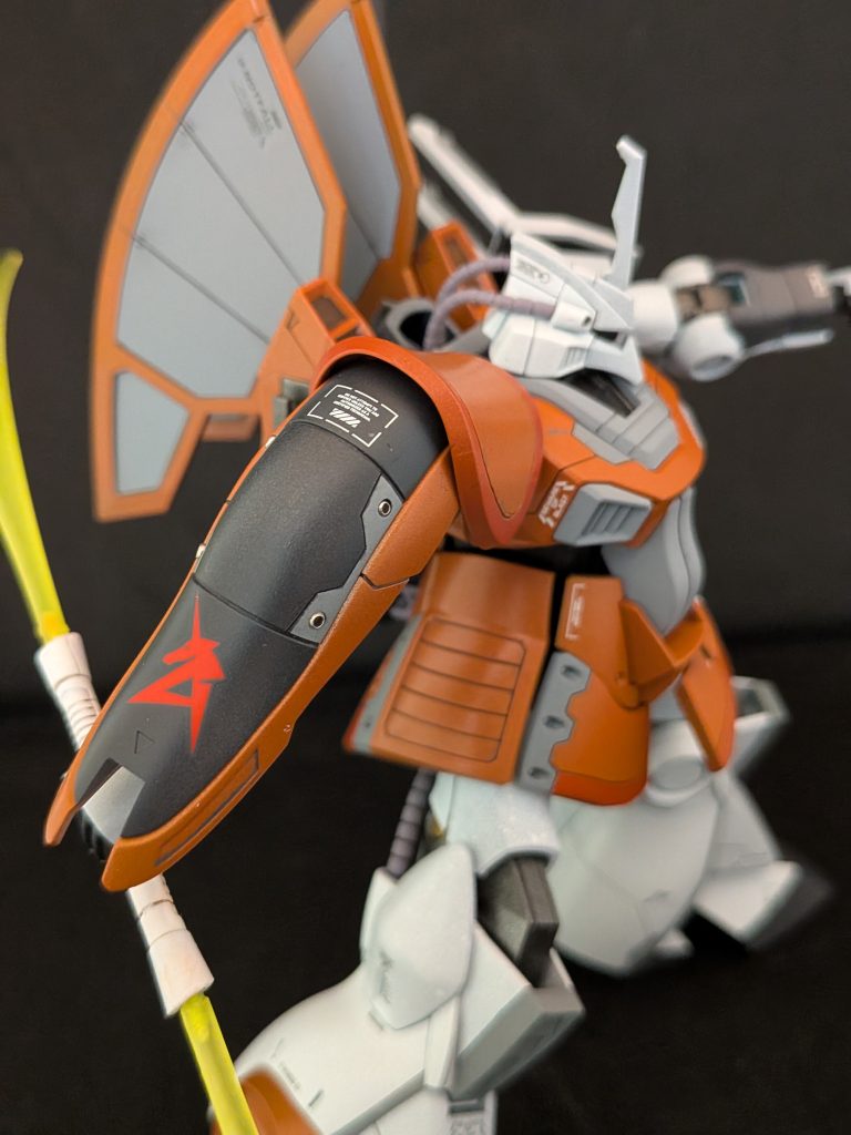メタルパーツをアクセントに