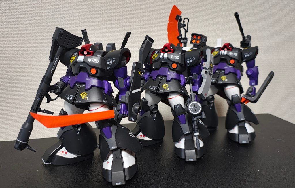 いつもアクリルガッシュで塗装してたので、アクリジョンは大変でした。黒の上から赤を塗ったり、紫の上から白を塗ったりして発色に絶望しながら塗りました笑でも塗り終わったあとの塗膜が全然違って綺麗だったのでまたやりたいと思います!