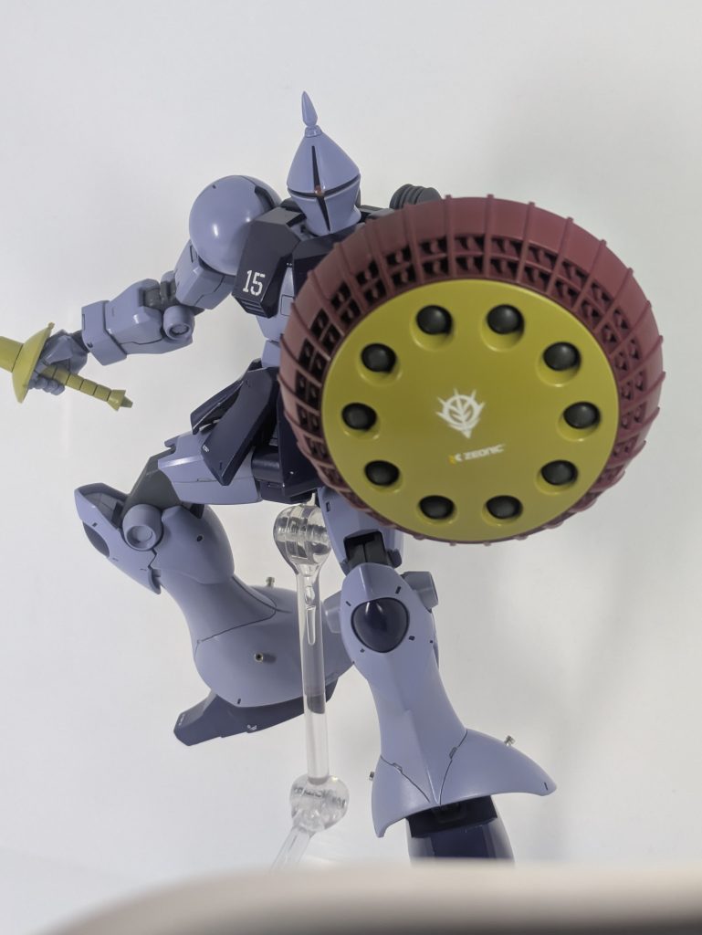 剣もですが盾もギャンの代名詞ですね。昔から思ってましたが、盾に着いてるミサイルって、攻撃受けた時に起爆したりしないんですかね？