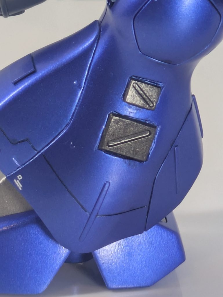 脚だけディテールアップパーツを埋めました。よく見るとラインがちょっとガタついてますね💦💦