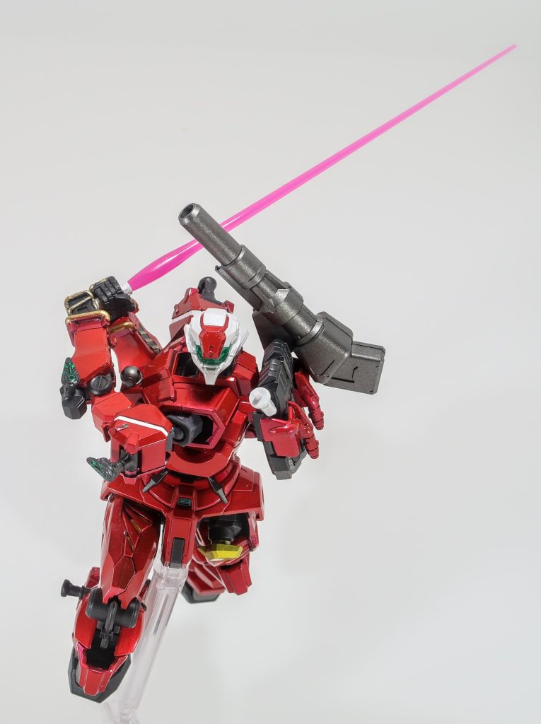 HG01ガンダムの発売の発表に触発されて、ビームサーベル両手持ちのポージングをさせてみました。軽キャノンは胸部の幅が広いので両手持ちがちょっと難しかったです。