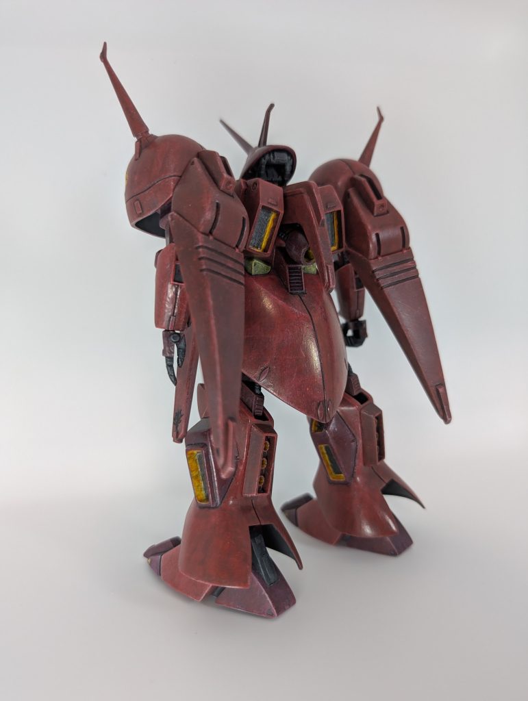 3作目でようやく1から組めました。ランナーをカットしながら、最初は爪切りだったなぁとしみじみ。他も工程ごとにああだったこうだったと思い出に耽りながら楽しく作業できました。着色はアニメにあわせて明るめがいいかなと感じましたが、結局は自分好みの暗めにしました。グレー下地で説明書の調色ガイドに沿ってほぼアクリジョン。下地含めて筆塗り。筆ムラだらけは相変わらずです(zaku-kao4)