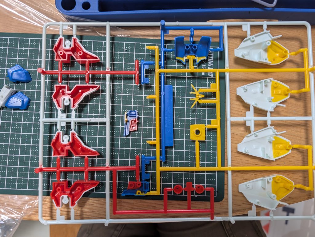 色分けがエグいこのとき、素組みベースで仕上げて塗装をしないでも楽しめるという趣旨に乗るか、塗装をするか、ちょっぴり迷った。&nbsp;以下、工作メモ＆つぶやき