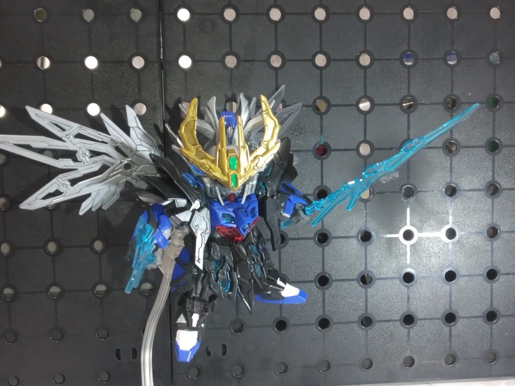 元機体の配色からイメージの遠い黒が多く新鮮な感じがします。クリアパーツも所々使われていて普段HGをメインで制作していることもあり、SDタイプも結構変わったな~と感慨深くなりました。