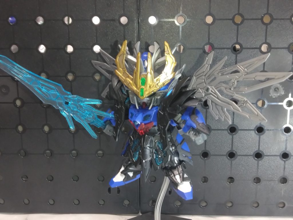 ツインバスターライフルの連結ギミックと同じく双羽剣も合体して大剣に出来るようです。武器がクリアパーツだから、もう少し色を足してみても良かったかなと思う。