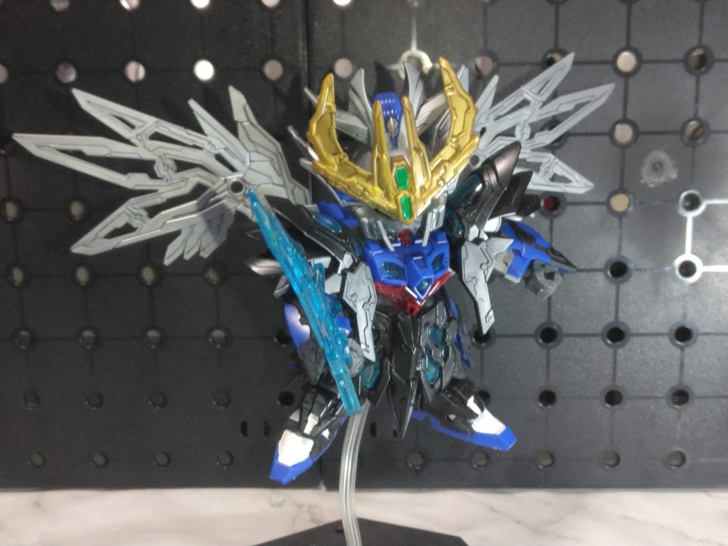 可動はあまり出来ませんが羽や装甲にボリュームがあり素立ちでも良い感じ。