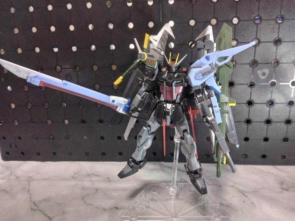 メタルロボット魂とかではアストレイやノワールにいろいろなストライカーをつけている写真が使われていて、パーフェクトストライカー+I.W.S.Pなどを見て、これはいいな！となり違う形で再現出来たらと、カラーリングはノワール色そのまま。