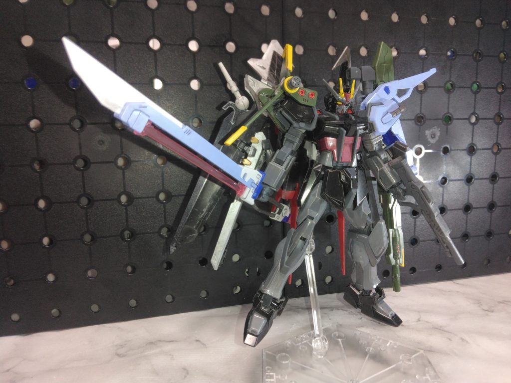 旧パーフェクトストライクを買わなくても再現出来るのは凄いですが、エールストライカーのウイングとサーベルラックを外してノワールのウイングを取り付けているため対艦刀はストライカーにマウント出来ません。