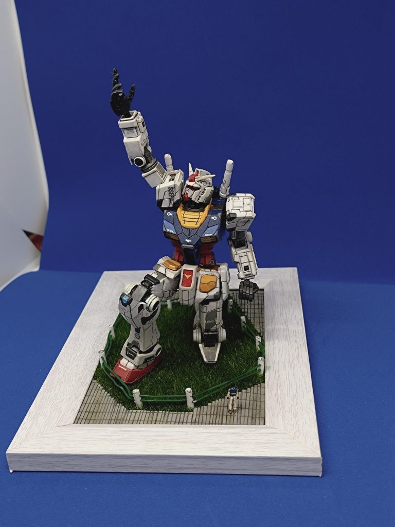 ベースは100円均一です。ロープの支柱はランナーです。観客は手元にいた1/100五飛です。スケール感はバグってますね