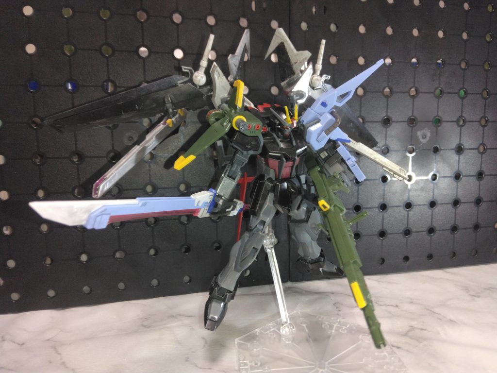 ノワールの武装類は可動がそのままなので、広げるとボリュームがあります。