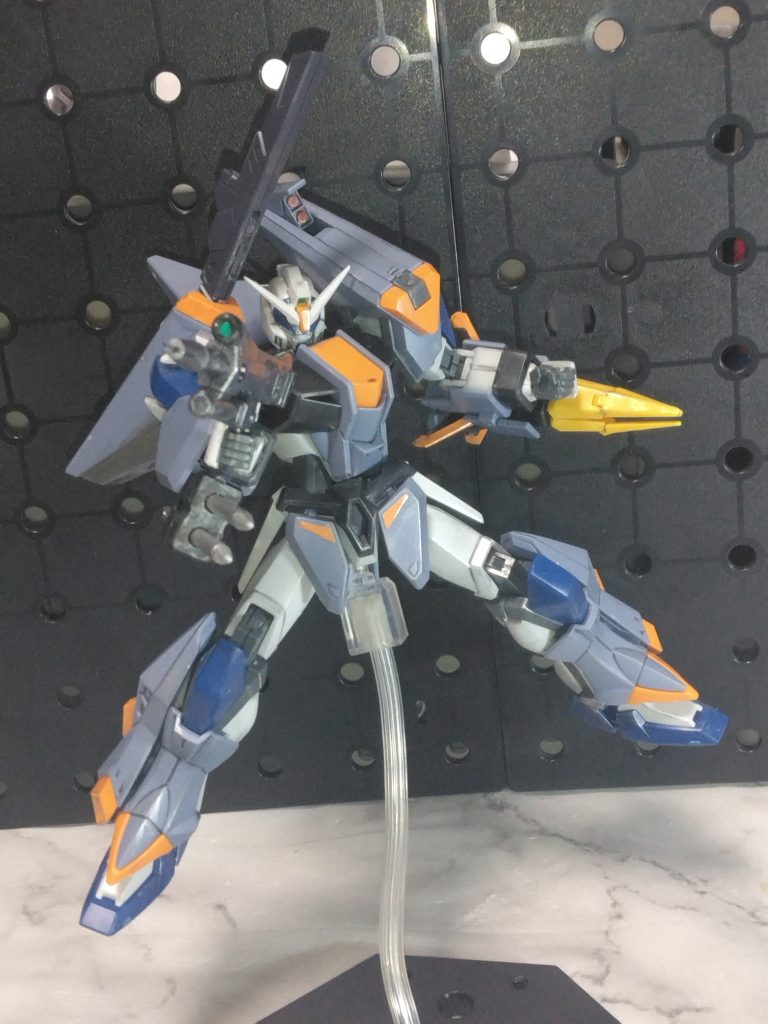 亡き同期の機体の名前を背負うイザークの愛機ですが、アサルトシュラウドとブリッツの中間みたいな武装になっています。ミサイルやサーベルが減ってしまったけど、デザイン上仕方なかったのかな?と。初期アサルトシュラウドが好きすぎたのかな?😅