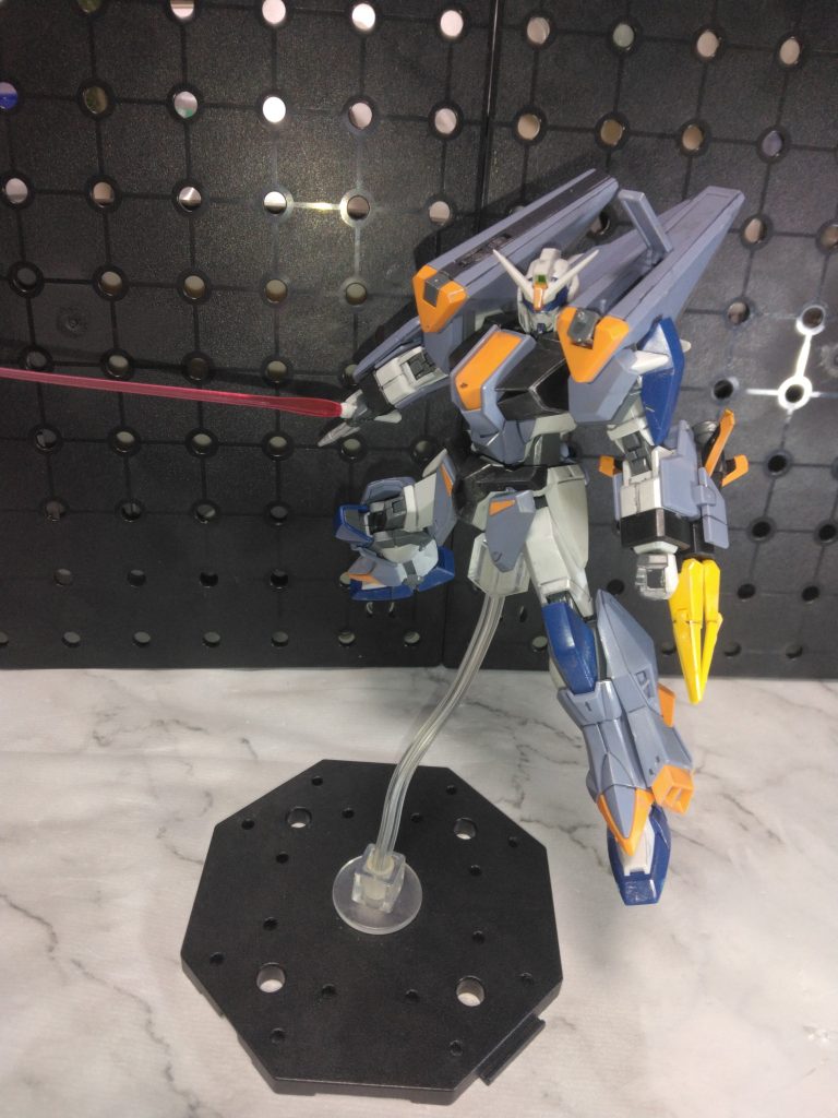 サーベルは1本になってしまいましたが、装甲内に隠されているのも良いですよね。サーベルは使わないんです。使う前に片付ければ良いのです。