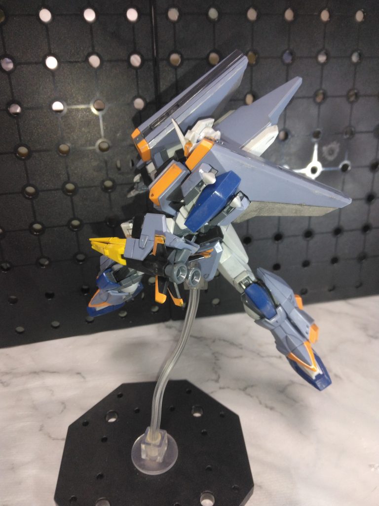 HG化してくれたのは嬉しいですが、アサルトシュラウドパーツの都合上あまり可動ができないので、ニコルのランサーダート打ちのポーズが再現できません。