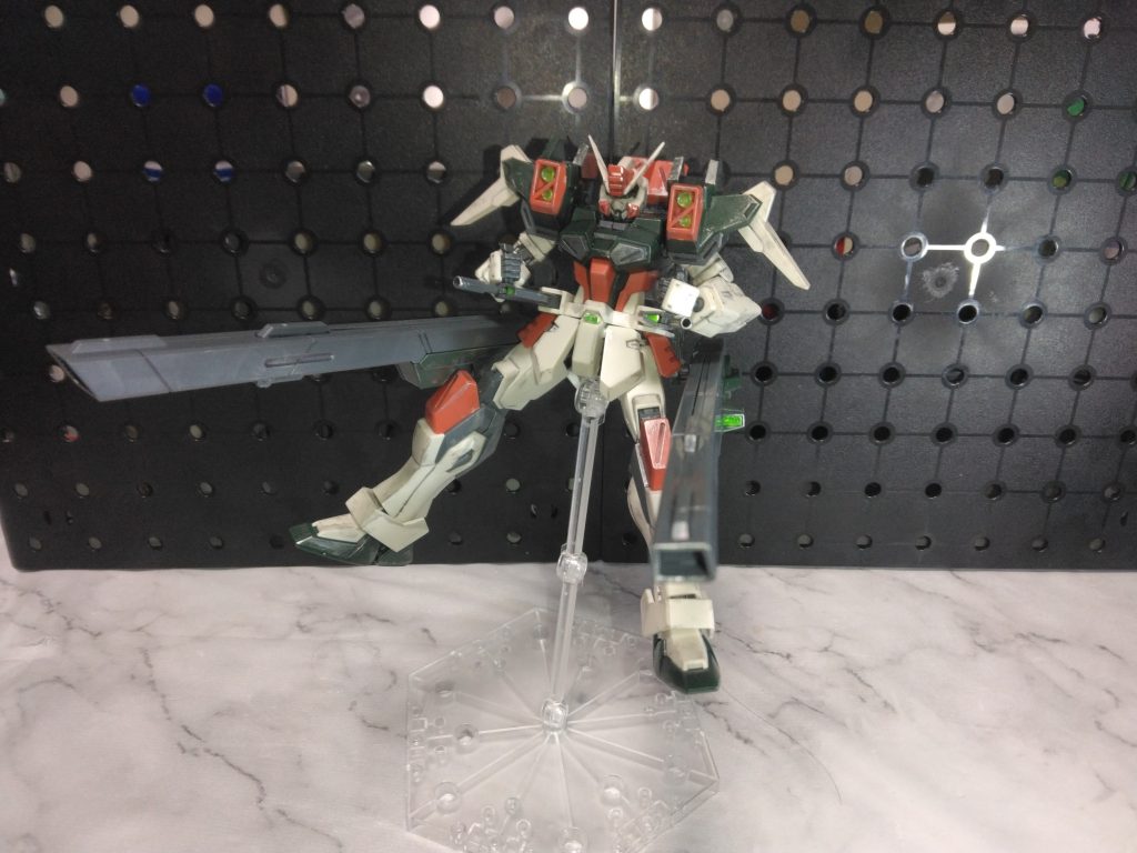 両腰とバックパックを合わせて、合計4門の砲撃武装になりましたが、バスターと言えば連結武装だと思うから、そのまま残してくれても良かったかなと思う。