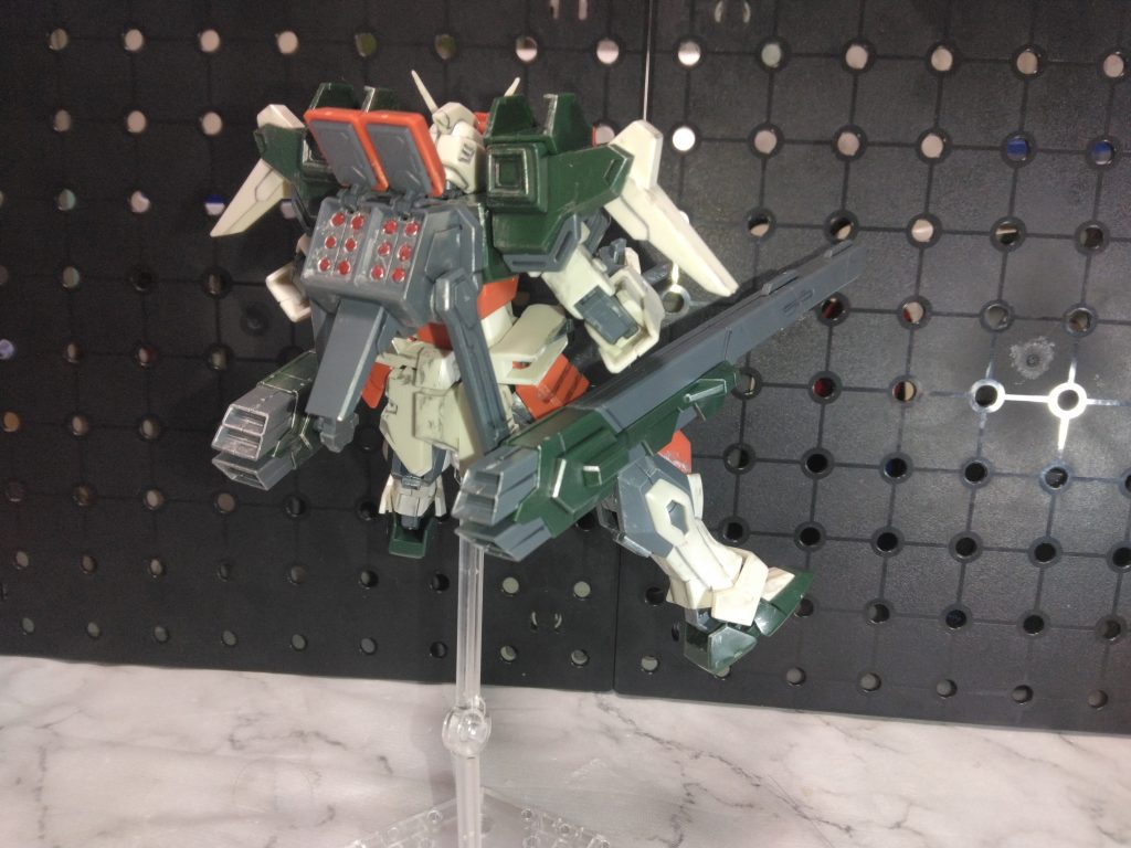 両肩のミサイルポッドはバックパックに移りました。両肩のセンサーもミサイルで良いのではと思ったけど、格好いいから良し。