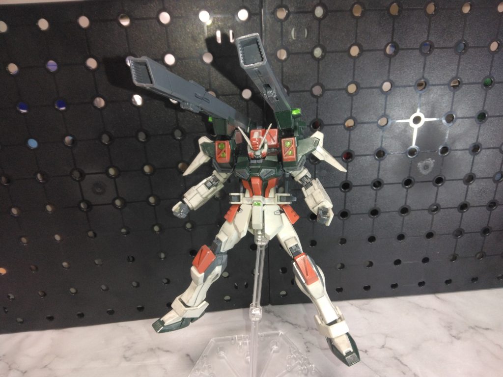 両肩に担ぐと、強化機体っぽいですね。ミーティアとの連結時はこの担ぐスタイルでしたね。