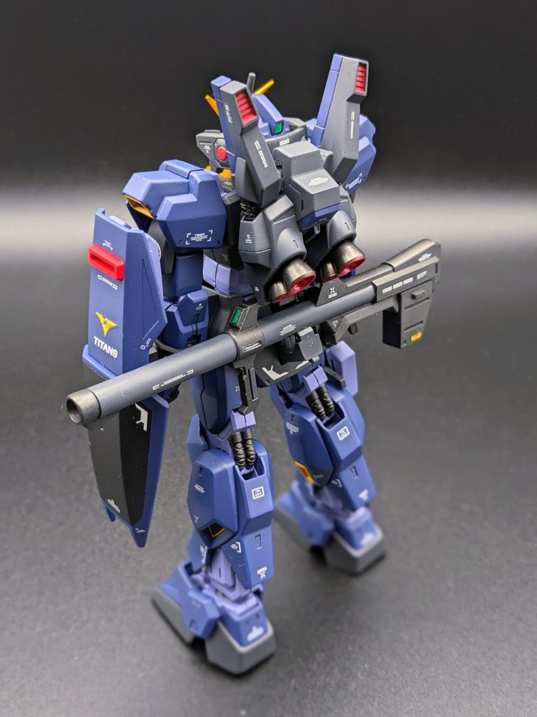 バックパックの横部分の出っ張りに合わせ目が出るので、背中側の出っ張りをカットし、合わせ目加工バズーカの色分けもいい感じにできたのでよかった