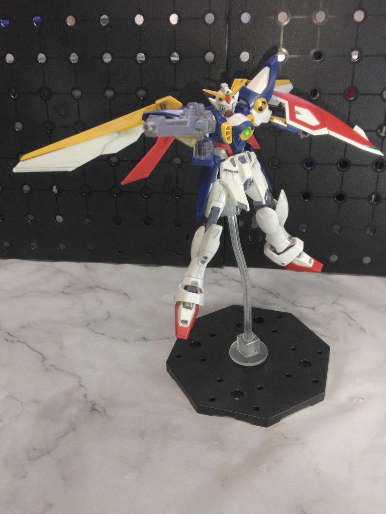 肩の付け根や足の付け根がどうしてもEG仕様の為に、あまり角度を付けて広げることは出来ませんが、それでも射撃ポーズはある程度とれます。