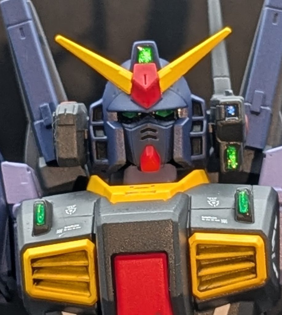 レンズ部分は、当初キャンディ塗装を予定していたが、小さすぎたためホイルシールを貼り、その上から透明の光硬化レジンでレンズ感を出した