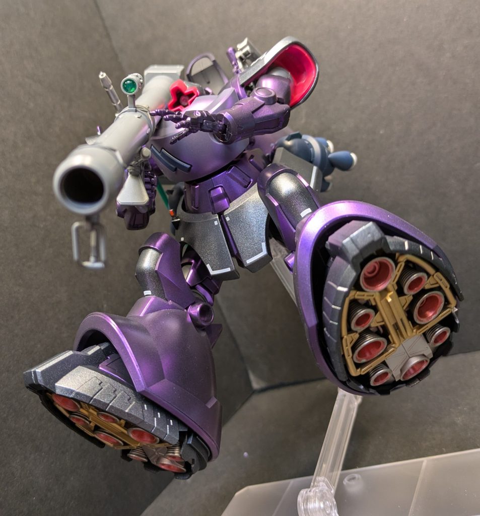 紫色は黒サフ+クリスタルカラーのアメジストパープル黒は黒サフ+クリスタルカラーのダイアモンドシルバー胸部の装甲と赤は成型色にアメジストパープルですクリスタルカラーは手軽にテクスチャを加えられるので便利ですね