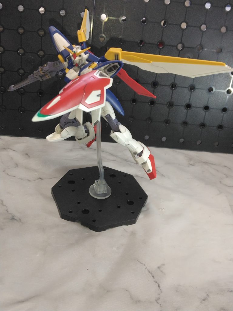 サーベルが付属しないので、シールドで打撃ポーズ。