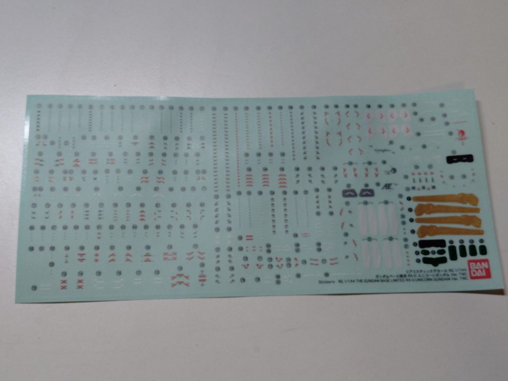 RGらしい部品点数と細かさでしたが、デカールを見て愕然。そっと箱を閉じ積んでしまおうかと…⤵️⤵️