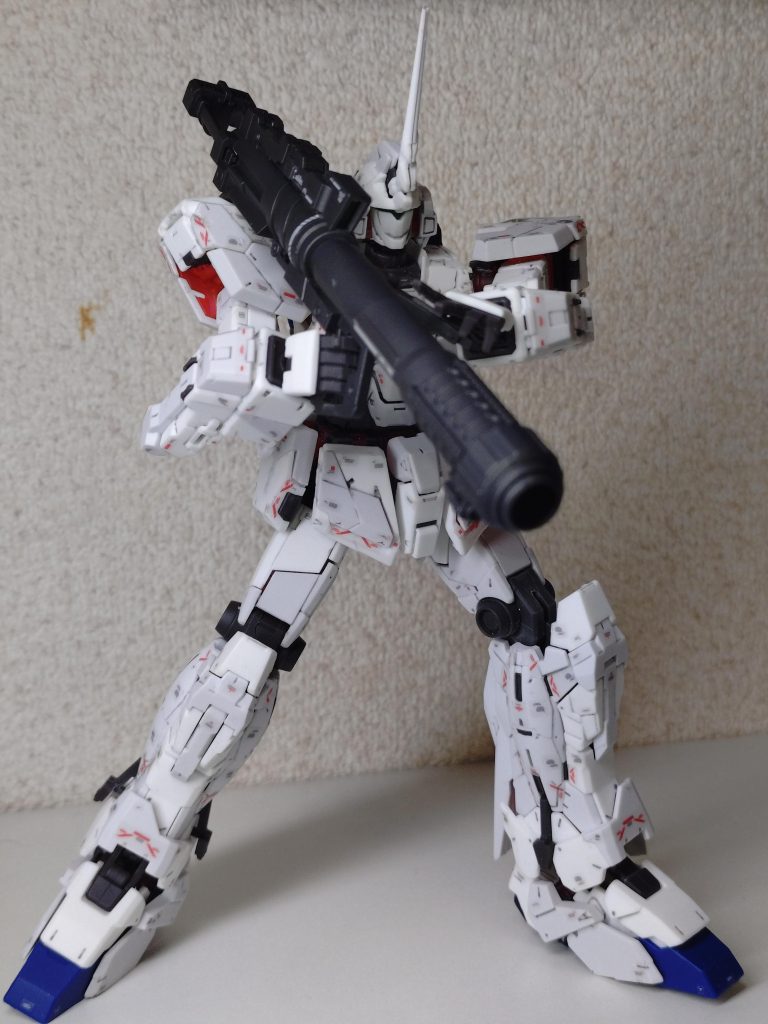 パチ組みとスミ入れを行い、目立つ部分にだけデカールを貼りました。もう小さな点や塵にしか見えない小さいヤツは省略w