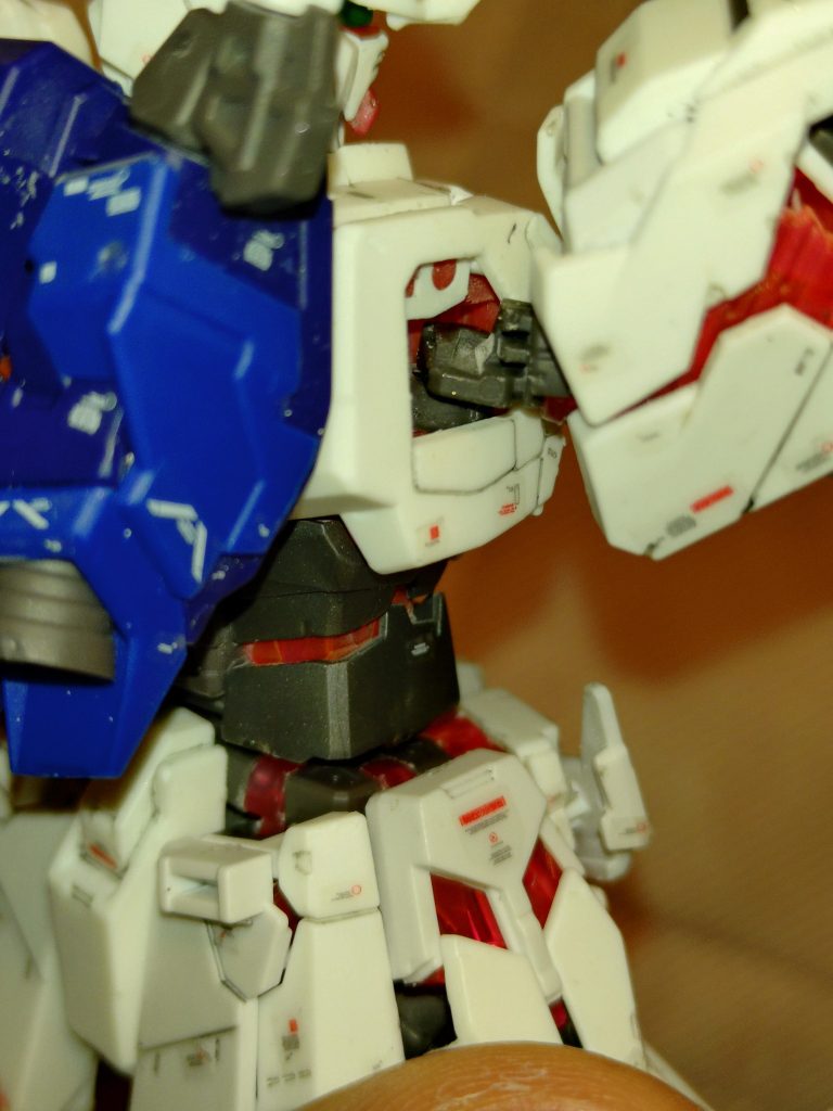 そして悲劇が…動きの渋いアドヴァンスドジョイントを無理矢理動かそうと捻ってしまい、肩部がプラプラに…。