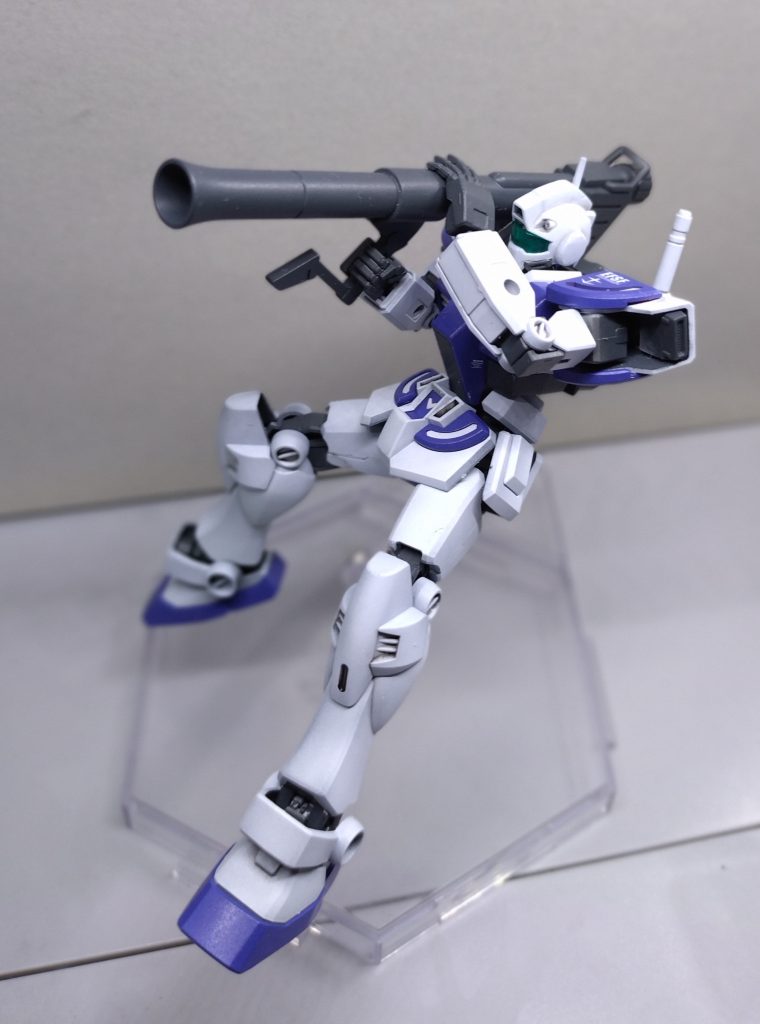 ポージング集腰回りの可動が良いのでダイナミックな動きができますね。しかし関節が頼りなさすぎるので、もうあまり動かしたくないです。