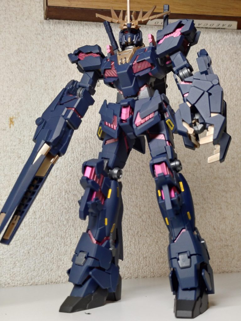 サイコフレームの色を変えてみたくピンクにしてました。緑系だと最終決戦だし、赤とか青にしてみても良かったかな。