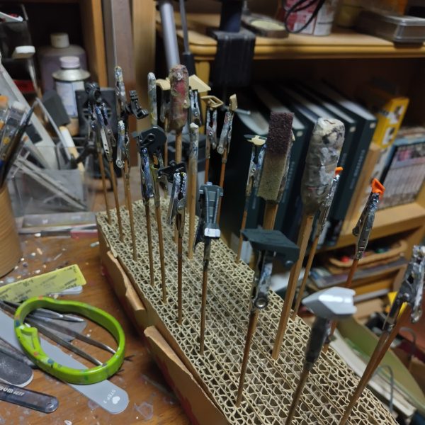 早速肘パーツが無い。ダボを切り飛ばしてる部品もあったりで塗装しながら組んでます。（2枚目）