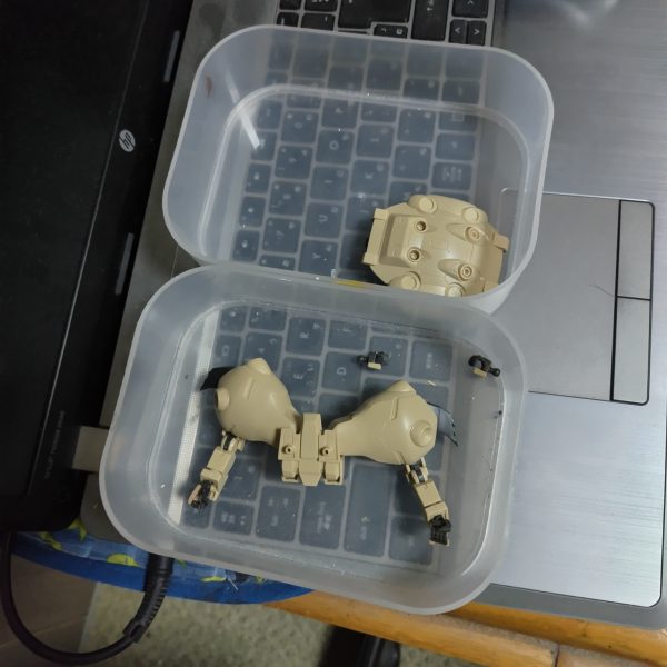 早速肘パーツが無い。ダボを切り飛ばしてる部品もあったりで塗装しながら組んでます。（3枚目）