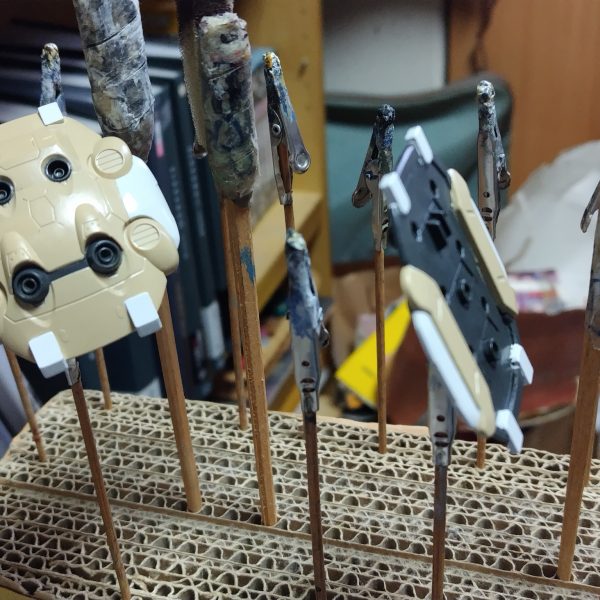 ほぼ基本塗装が終わりちびちび汚し入れ始めました。バックパックと腰アーマーはなかなかの塗り分け。あとは汚しでごまかそう😅（2枚目）