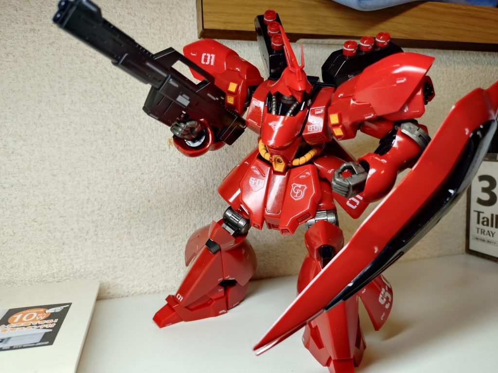 若干の濃淡はあるものの、基本赤一色でも締まるのは、シャア専用機の強みですね。余計な差し色はいらない。