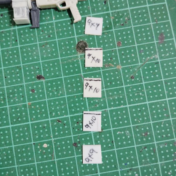 　ビームライフルのストーリー投稿第１０弾です。　今回から、前回予告した追加パーツを製作していきます。　まずは0,5mmのプラ板から、必要なパーツを５枚×左右で合計１０枚切り出していきます。　それぞれのパーツを、以前投稿した設計図や元ネタとなる武装の画像（ネットで検索しました）を見ながらデザインナイフなどでカットし、形にしていきました。　とりあえず左側に取り付ける分は大まか予定通りの状態になり、難所のひとつをクリアすることができました。　ここからパテなども使ってさらに形を整えていき、ディテールアップも施していきたいと思います。　ちなみに予定を変更して、この武装を装備した機体は私の８０投稿目記念作品として投稿したいと考えていますので、どうか気長に、ネタバレなしでお付き合いください。　（2枚目）