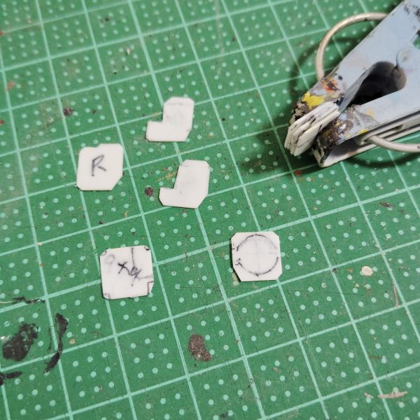 　ビームライフルのストーリー投稿第１０弾です。　今回から、前回予告した追加パーツを製作していきます。　まずは0,5mmのプラ板から、必要なパーツを５枚×左右で合計１０枚切り出していきます。　それぞれのパーツを、以前投稿した設計図や元ネタとなる武装の画像（ネットで検索しました）を見ながらデザインナイフなどでカットし、形にしていきました。　とりあえず左側に取り付ける分は大まか予定通りの状態になり、難所のひとつをクリアすることができました。　ここからパテなども使ってさらに形を整えていき、ディテールアップも施していきたいと思います。　ちなみに予定を変更して、この武装を装備した機体は私の８０投稿目記念作品として投稿したいと考えていますので、どうか気長に、ネタバレなしでお付き合いください。　（3枚目）