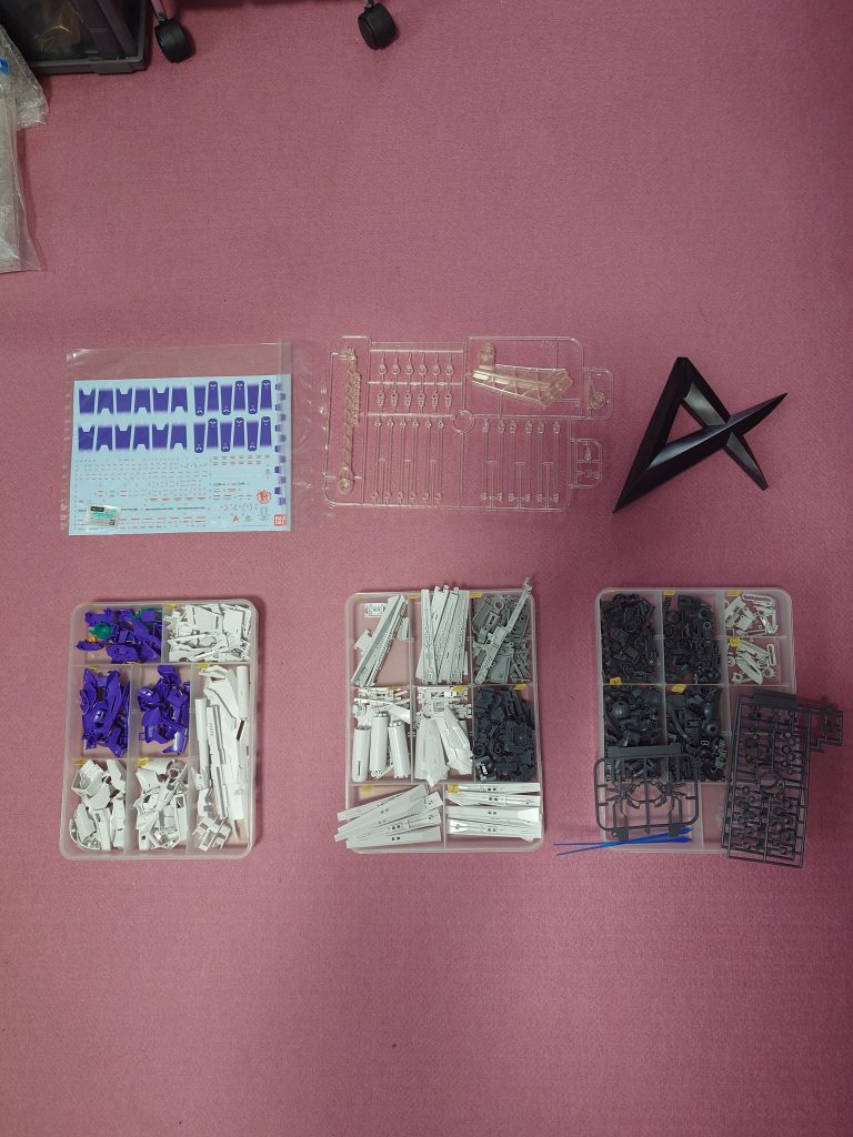 まずはランナー毎にパーツ切断。さすがMG、量が多い…