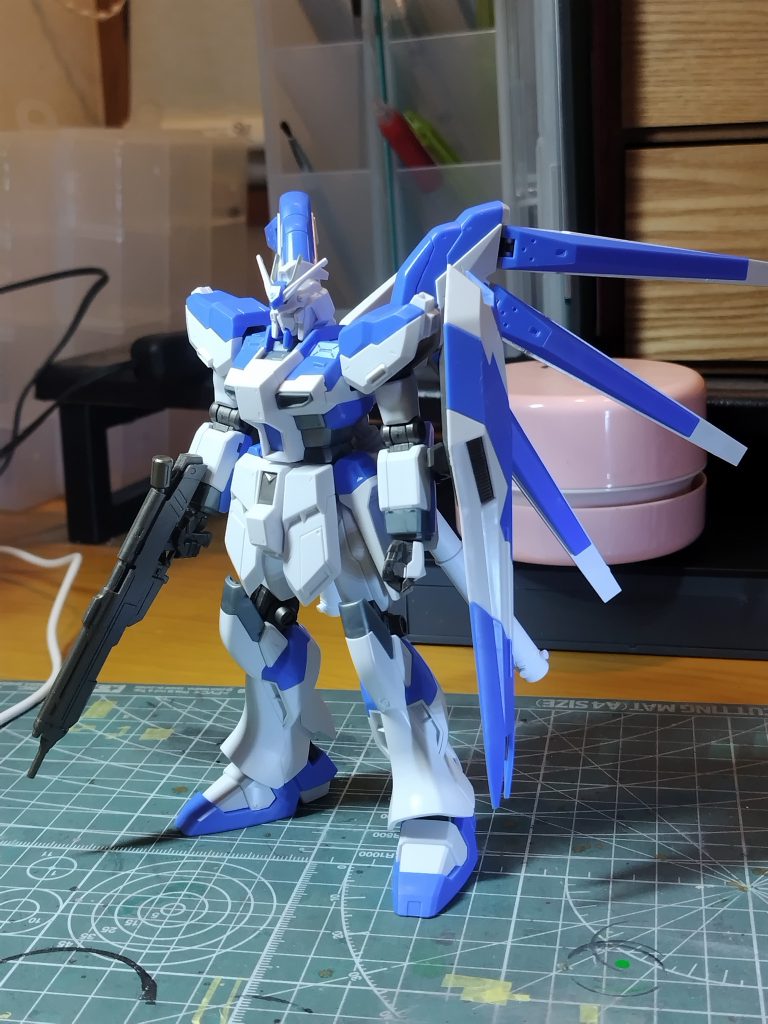 素組み時点。コレでも良いのですが、ファンネルのスカスカ感がどうもコウモリに見えてしょうがない。と言うことでファンネルラックを捨てる決断。