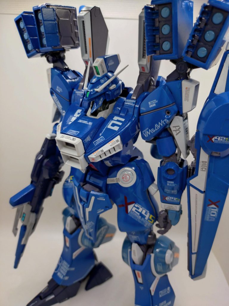 とにかく、ゴツいガンダムだな〜と第一印象でした。変な意味じゃなく、ガンダムらしくないスタイルというか。