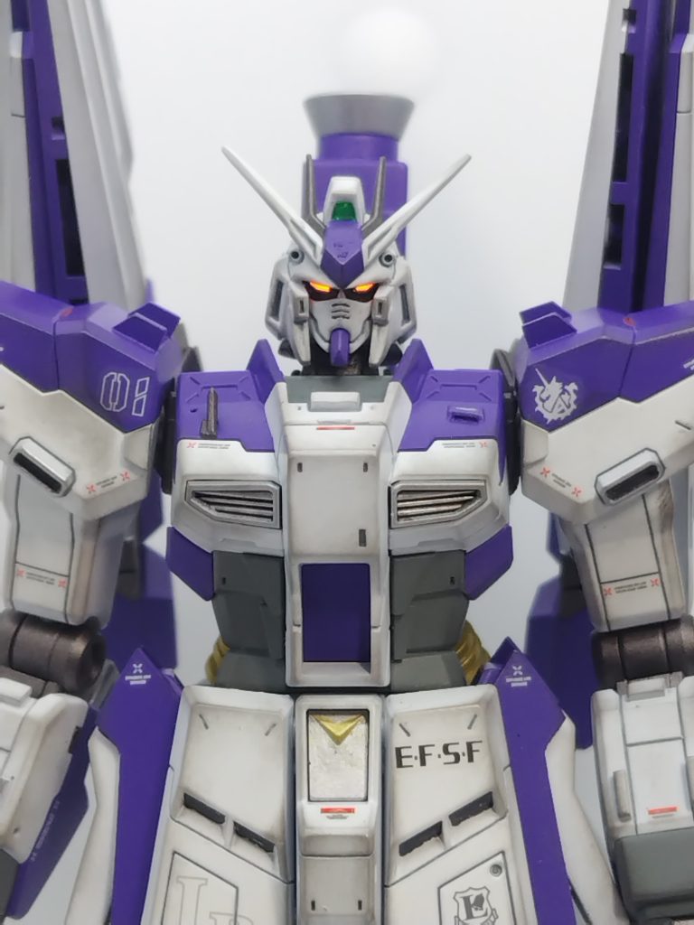 顔は後述しますが、小顔に見えるようヘルメットの形を変えてみました。