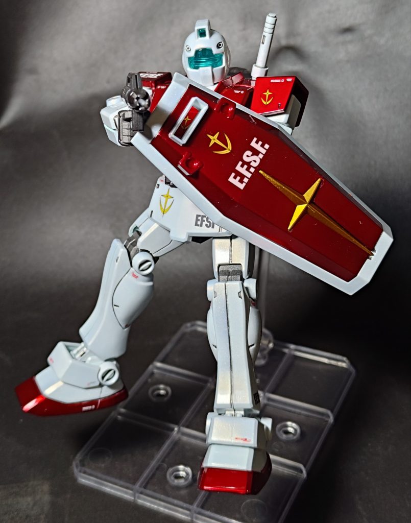 成型色だと緑っぽい部分を下地白にレインボーラメ、クリアホワイトでキラキラ感を増しました。赤はゴールド下地にクリアレッド。サザビーの余った塗料です。ゴールド部分はゴールド塗料に金色の金属粉末を混ぜた物を下地にクリアイエローとクリアオレンジを混ぜた物を上塗り。