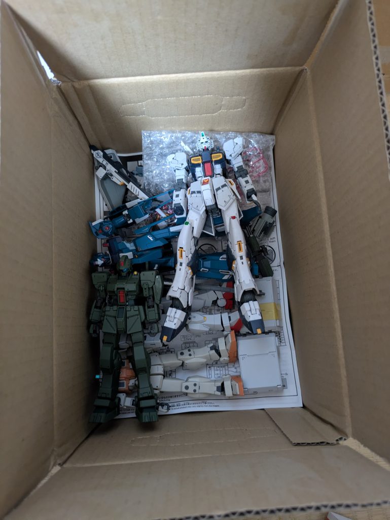 作品名：故あって引っ越すことになったのでガンプラを移送します<p>アンテナ関係は折れたら怖いので取り外してプチプチの袋に入れて揺らさないよう運んでます。</p>
