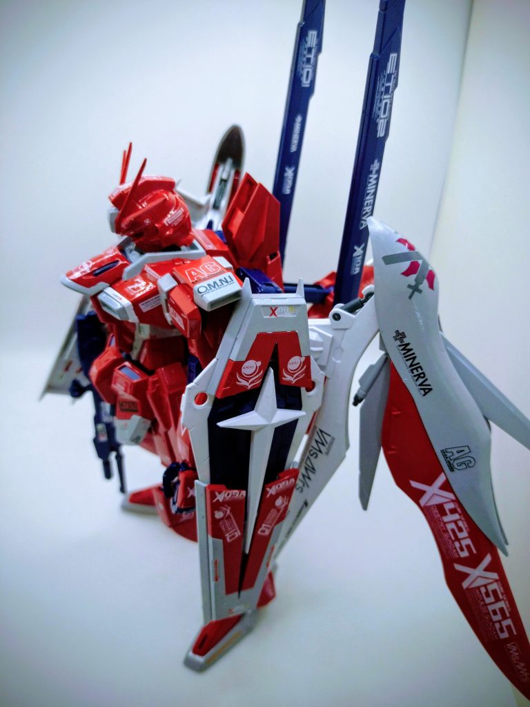 相変わらずデカールワークに励み、派手に貼りつけました(笑)