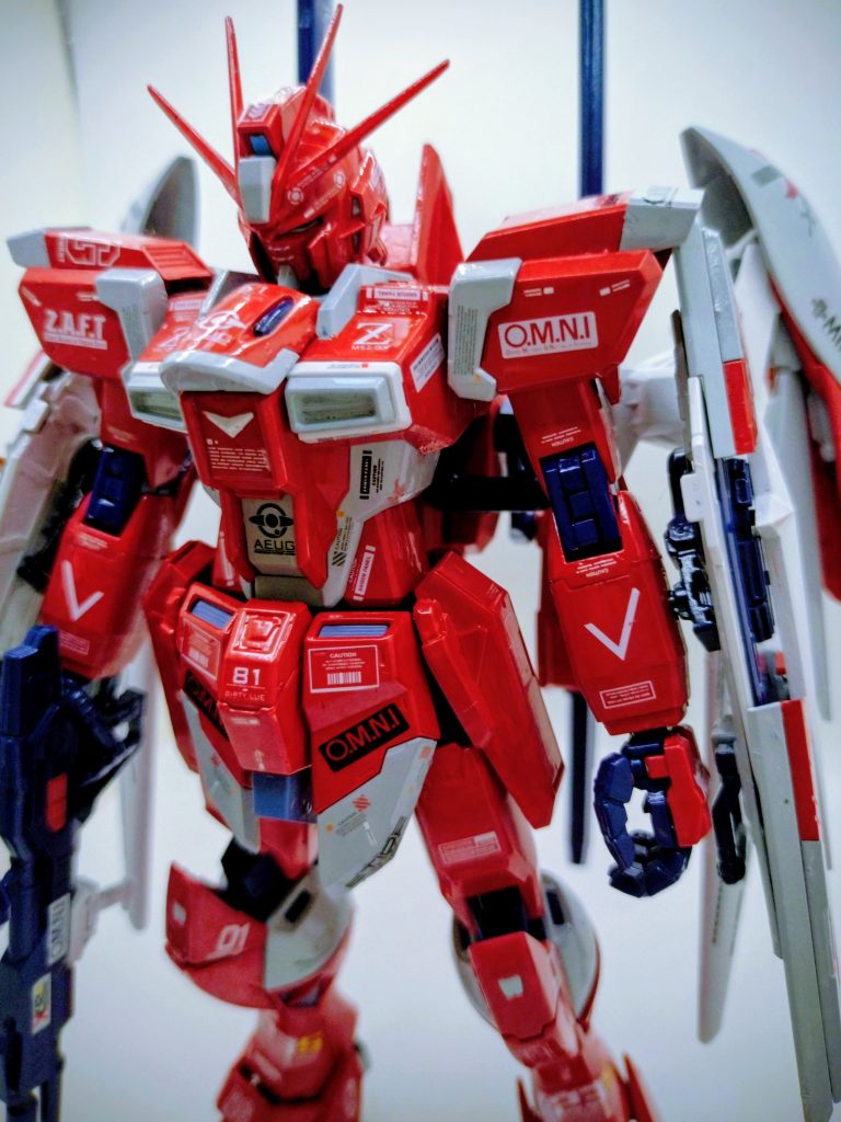 カラーレシピも、あまり色を使わずにシンプルに。メインの本体はジークアクスレッド、他にデスティニーSPEC2ライトグレー、エアリアルホワイト、関節や内部等はティターンズブルー2で。